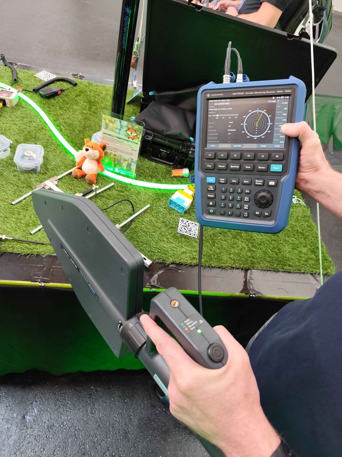 R&S PR300 Portable Monitoring Receiver sucht den Draußenfuchs