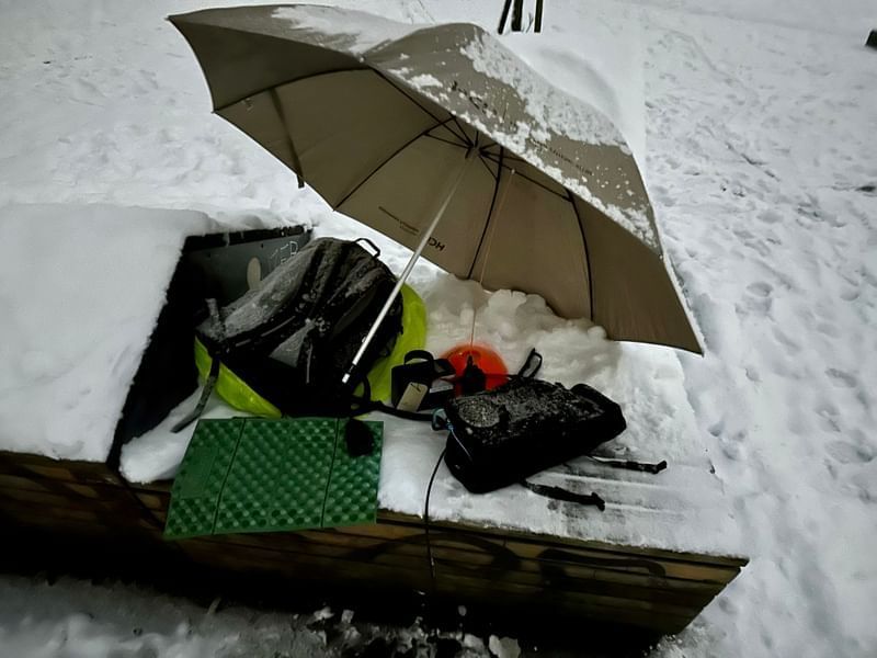 Bild von beschneitem Equipment unter Regenschirm
