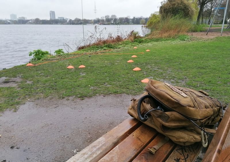 Funkrucksack auf der Bank