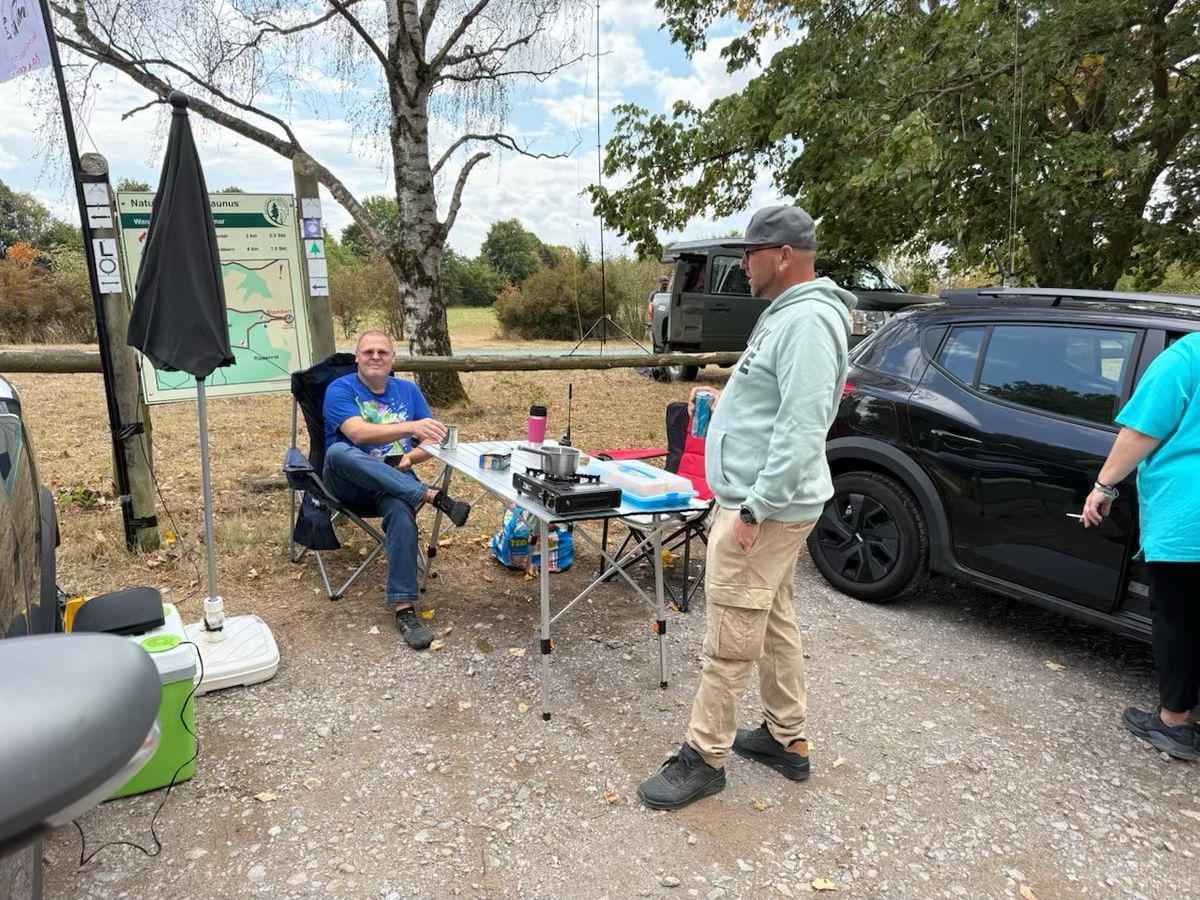 Camp-Aufbau am Parkplatz