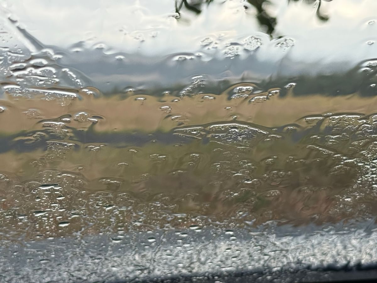Regen auf der Windschutzscheibe