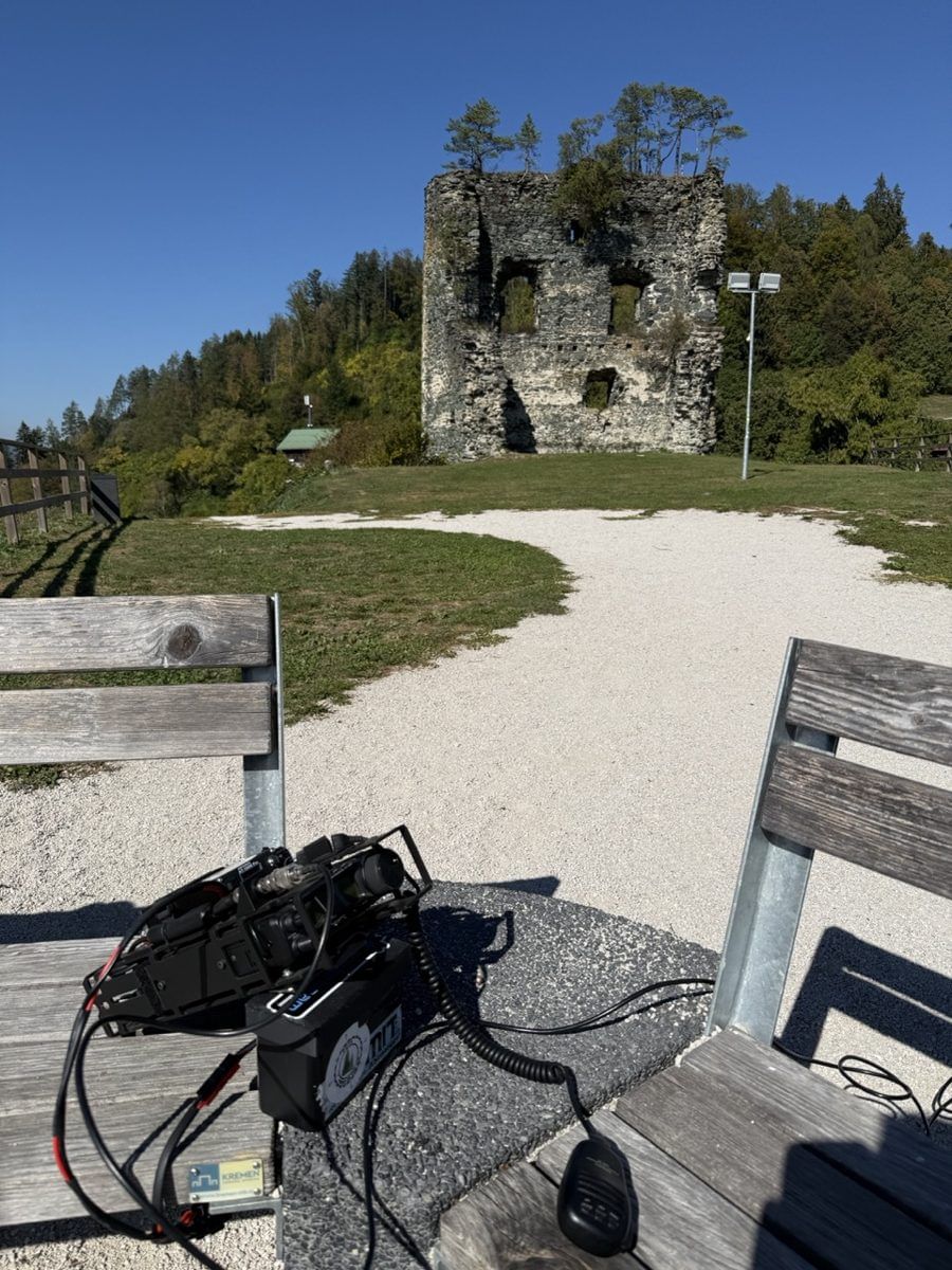 Shack auf der Steinbank vor der Burgruine Dravograd