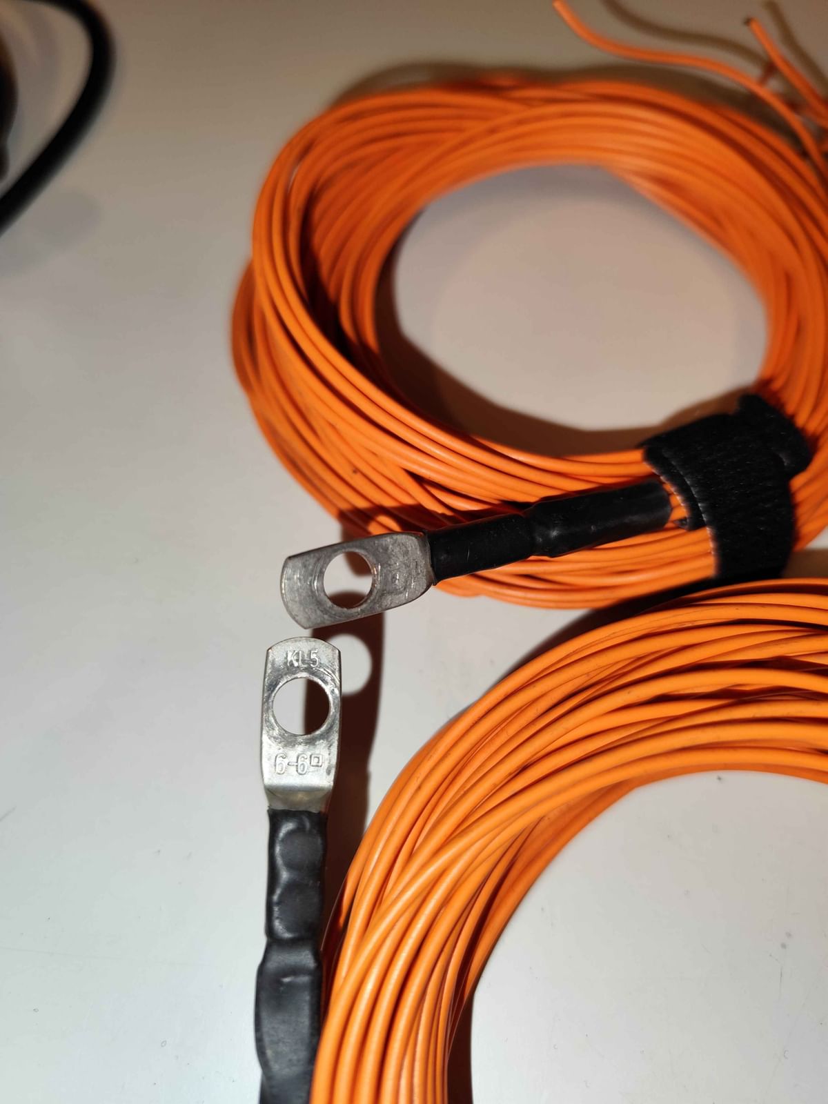 Kabelschuhe an den Radials